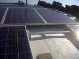 Pannelli fotovoltaici a sulla copertura riflettente del tetto
