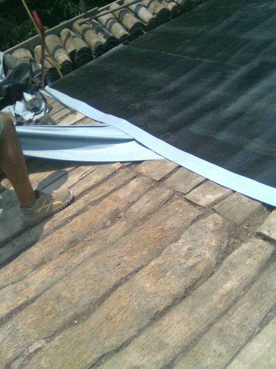 Posizionamento della membrana Pluvitec Plura Thermoadesivo Barriera Vapore sul tavolato in legno